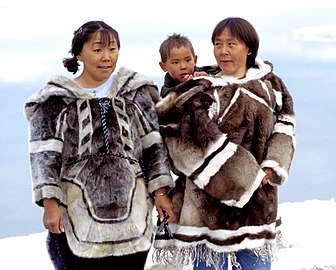 Inuit-Frauen im Amauti, links Seehundfell, rechts Rentierfell (1999)