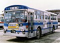 青と銀を基調とした旧塗色。神奈川中央交通から移籍したいすゞK-CJM500(北村)