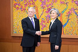 James Mattis et Kang Kyung-wha, lors d'une visite à Séoul, le 27 octobre 2017.