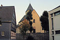 Westseite der alten Kirche über der massiven Basaltstützmauer zwischen Pfarrhaus und neuer Kirche