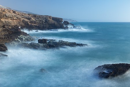 إحدى الشواطئ الصخريَّة في المغرب