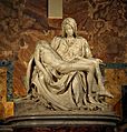 Michelangelo ke Pietà, St. Peter's ke sab se mashuur artwork hae. Isme Virgin Mary, aapan larrka, Jesus ke pakrris hae.