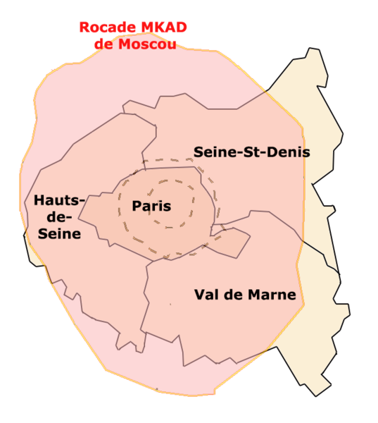 La partie de Moscou entourée par la rocade MKAD et qui comprend la majeure partie de la population de la capitale (12 millions habitants) est comparée à l'ensemble formé par Paris et sa petite couronne (7 millions habitants). Le cercle intérieur en pointillé le plus petit correspond à l'Anneau des Jardins qui délimite le Moscou historique.