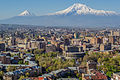 D'armeenesch Haaptstad Jerewan mam Ararat am Hannergrond