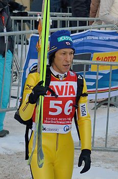 Noriaki Kasai, sauteur à ski japonais, médaillé d'argent au grand templin des Jeux olympiques de 2014. (définition réelle 1 296 × 1 952)