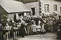 Distribution de soupe à l'usine Saupiquet à Penmarc'h pendant la misère en Bretagne (photographie de 1903).