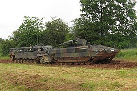 Un Bergepanzer Büffel de la Heer tractant un véhicule de combat d'infanterie Puma (2017)