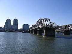 Puente roto del río Yalu, inaugurado en 1911 y destruido en la Guerra de Corea. La parte que se conserva ahora es un puente peatonal turístico.