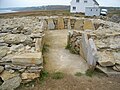 La nécropole mégalithique de la Pointe du Souc'h, dolmen à entrée latérale (cairn reconstitué)