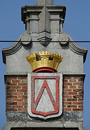 Top van de voorgevel met wapenschild van Harelbeke