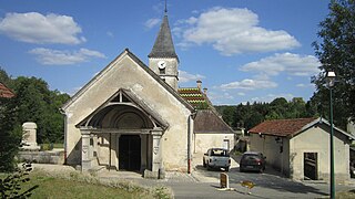 Façade de l'église. À droite le lavoir et au fond la toiture du château.