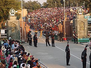 Upacara penurunan bendera di sore hari pada perbatasan internasional India–Pakistan dekat Wagah