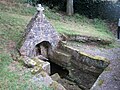 Chapelle Saint-Vendal : la fontaine de dévotion (son eau est censée guérir les rhumatismes).