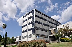 Facultad de Derecho de la UB, 1958-1959 (Barcelona)[86]​ Guillem Giráldez Dávila, Pere López-Iñigo y Xavier Subias Fages