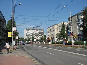 Strada Ștefan cel Mare, cu bulevardul 1 Mai în continuarea sa. În dreapta drumului se observă clădirea Policlinicii Areni și Parcul Vladimir Florea.