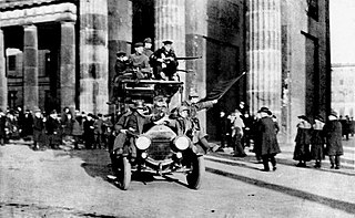Revolutionære kører forbi Brandenburger Tor i november 1918.