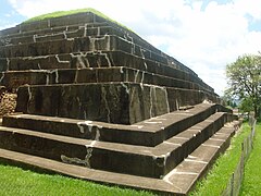 Lados sur y este de la parte superior de la pirámide, en la estructura B1-1.