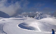 Une piste de ski enneigée.