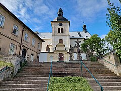 Kostel svatých Tří králů se vstupní branou, kalvárií a budovou fary