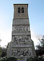 Turm der alten Kirche Saint-Quentin mit Denkmal für die im Ersten Weltkrieg Gefallenen
