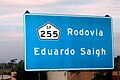 Placa rodoviária nominativa da Rodovia Eduardo Saigh (SP-255), no trevo da entrada de Itaí