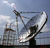 Un disco solar parabólico que concentra la radiación solar sobre un elemento calefactor de un motor Stirling. Toda la unidad actúa como un seguidor solar.