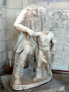 Le Fils de Niobé et son pédagogue, statue trouvée sur le site du Château d'Albâtre, musée de Soissons.