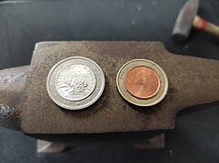 Verso Piece 1 cent clipsee sur la couronne de 1 euro en maillechort et piece en argent clipsee sur la couronne en cupronickel de 2 euros.jpg