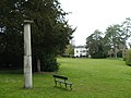 Parkanlage der Villa Merian mit Luciano Fabros Skulptur «La Colonna»