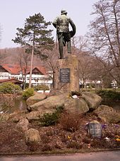 Zu sehen ist die Wissmann-Statue von hinten