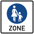 quadratisches Schild mit weißem Grund, darauf das Schild für Gehweg (Fußgänger in blauem Kreis), darunter in schwarzer Schrift "ZONE"