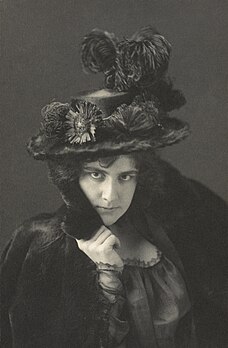 La graveuse, illustratrice, stylicienne et affichiste américaine Ethel Reed, photographiée dans les années 1890 par Frances Benjamin Johnston. (définition réelle 2 971 × 4 529)