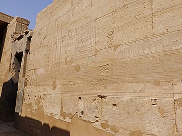 Annalen van Thoetmosis waarbij hij de geplunderde goederen inspecteert Karnak