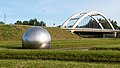 L'œuvre d'art et le pont sur le Twenthekanaal, à la sortie de la commune.