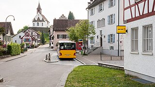 Rheinau: Poststrasse mit Bergkirche im Hintergrund und Kirchgemeindezentrum rechts