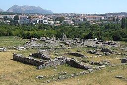 Ruinerna i Salona. I bakgrunden skymtar staden Solin.