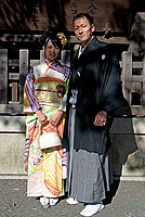 成人式で振袖と紋付・袴を着た若い男女。（2011年、明治神宮にて）
