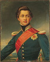 Portrait d'un jeune homme portant un uniforme bleu avec une écharpe rouge.