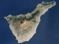 Tenerife es una isla volcánica que forma parte de las Islas Canarias. En ella se encuentra el Teide, punto culminante de España.