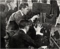 Maurice Tourneur (à gauche), en 1917, sur le tournage de Pauvre petite fille riche, avec son cameraman Lucien Andriot.
