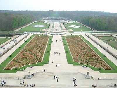 Vrtovi palače Vaux-le-Vicomte. Baročni vrt, zasnovan tako, da si ga ogledujemo od zgoraj z oken in terase gradu in je bil podaljšek notranje arhitekture in oblikovanja.