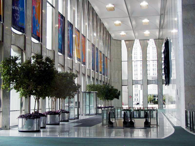 North Tower, lobby oostelijke façade met roltrap naar The Mall at the World Trade Center, augustus 2000