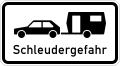 1006-30: Označenie nebezpečenstva prevádzky vozidiel s prívesom; možnosť prevrátenia sa pri bočnom vetre
