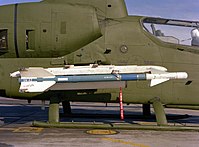 AGM-122 Sidearm na bočním závěsníku helikoptéry Bell AH-1T