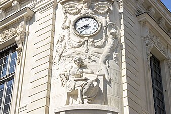 Sculpture et horloge à l'angle des rues Colbert et Vivienne.