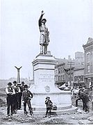 Trabajadores terminan de instalar un monumento a la policía de Chicago, 1889.