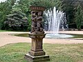 Plastik und Springbrunnen in Löbbeckes Garten