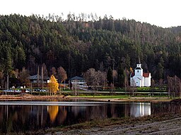 Orten Iveland med skola og kyrka ligger vid sjön Birketveitstjønna.