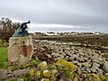 Le monument aux naufragés, la grève de Kervily (à marée basse) et, à l'arrière-plan, le hameau de Kérity