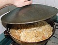 Pilaf (palaw) Siendo preparado en un kazan.